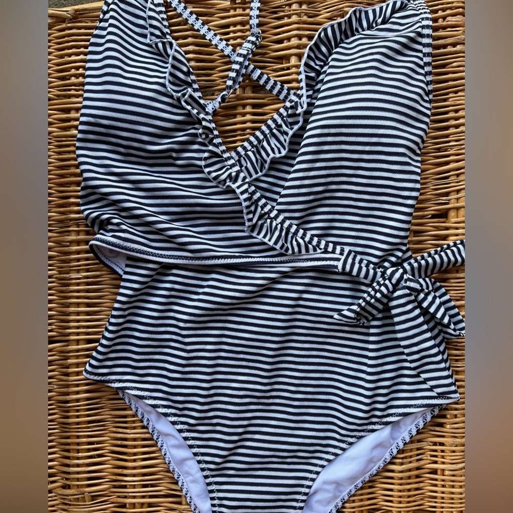 Cupshe Black and White Striped One Piece Swimsuit